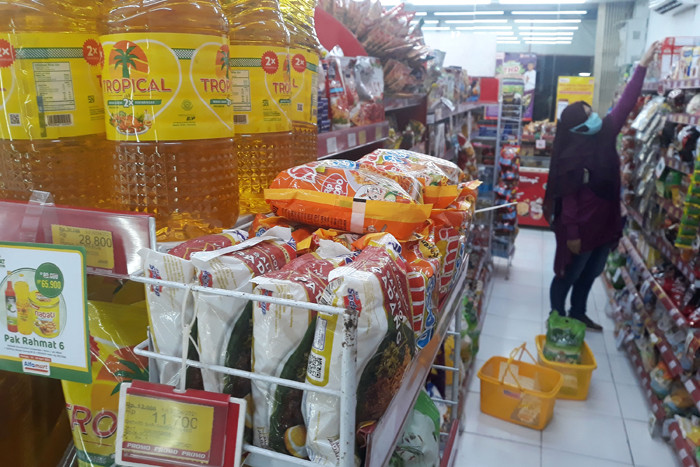 Warga saat berbelanja di salah satu mini market di kawasan Pondok Melati, Kota Bekasi, Jawa Barat, Selasa (4/5/2021).