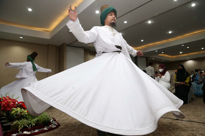 Penari membawakan tarian Sufi menghibur para penghafal Alquran dan anak Yatim saat buka puasa bersama dan santunan Yatim yang di Jawa Timur, Senin (3/5/2021).