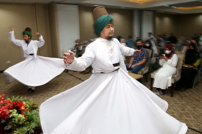 Penari membawakan tarian Sufi menghibur para penghafal Alquran dan anak Yatim saat buka puasa bersama dan santunan Yatim yang di Jawa Timur, Senin (3/5/2021).