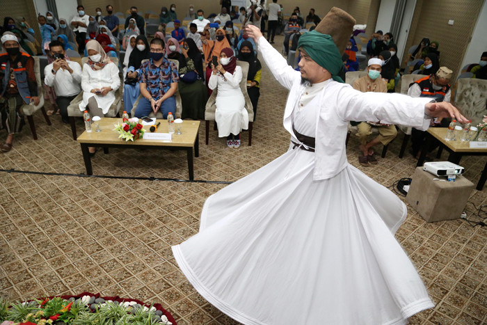 Penari membawakan tarian Sufi menghibur para penghafal Alquran dan anak Yatim saat buka puasa bersama dan santunan Yatim yang di Jawa Timur, Senin (3/5/2021).