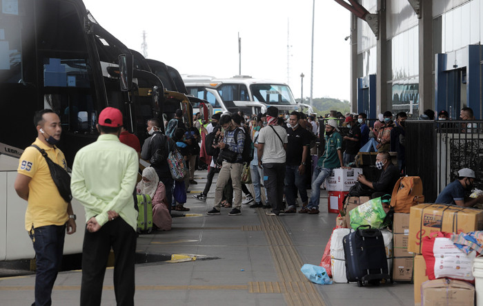 Sejumlah calon penumpang memasukkan barang bawaan ke dalam bagasi bus di Terminal Bus Terpadu Pulo Gebang, Jakarta, Selasa (4/5/2021).
