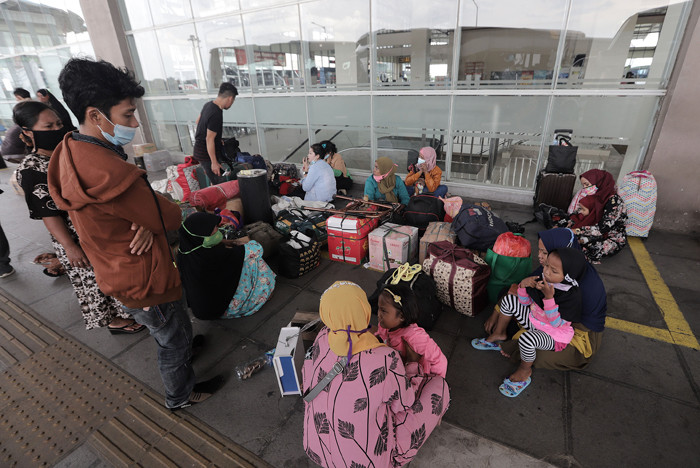 Sejumlah calon penumpang memasukkan barang bawaan ke dalam bagasi bus di Terminal Bus Terpadu Pulo Gebang, Jakarta, Selasa (4/5/2021).