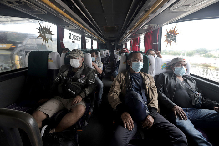 Sejumlah calon penumpang memasukkan barang bawaan ke dalam bagasi bus di Terminal Bus Terpadu Pulo Gebang, Jakarta, Selasa (4/5/2021).