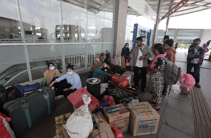 Sejumlah calon penumpang memasukkan barang bawaan ke dalam bagasi bus di Terminal Bus Terpadu Pulo Gebang, Jakarta, Selasa (4/5/2021).