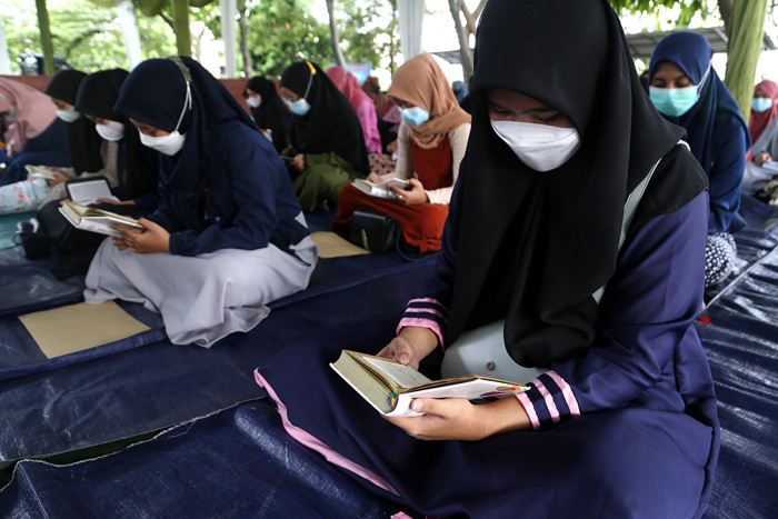 Peserta didik SMP dan SMA Sekolah Islam SHAFTA menyimak bacaan Alquran ketika mengikuti Khotmil Quran di Sekolah Islam SHAFTA, Surabaya, Selasa (4/5/2021).