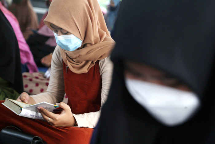 Peserta didik SMP dan SMA Sekolah Islam SHAFTA menyimak bacaan Alquran ketika mengikuti Khotmil Quran di Sekolah Islam SHAFTA, Surabaya, Selasa (4/5/2021).