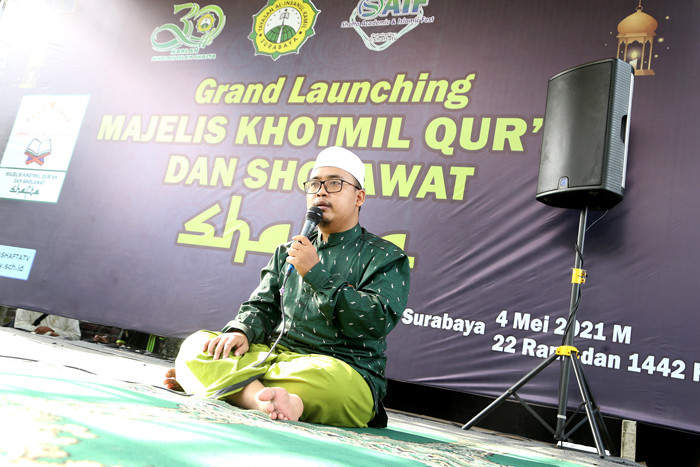 Peserta didik SMP dan SMA Sekolah Islam SHAFTA menyimak bacaan Alquran ketika mengikuti Khotmil Quran di Sekolah Islam SHAFTA, Surabaya, Selasa (4/5/2021).