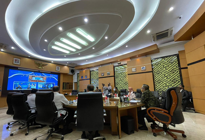 Menkopolhukam Mohammad Mahfud MD dan Presiden Direktur & CEO XL Axiata Dian Siswarini saat acara donasi laptop kepada pesantren di Jakarta, Selasa (4/5/2021).