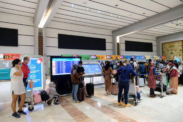 Calon penumpang mengantre saat lapor diri di Terminal 2 Bandara Soekarno-Hatta, Tangerang, Banten, Rabu (5/5/2021).
