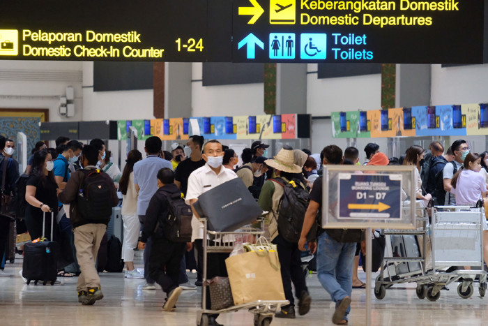 Calon penumpang mengantre saat lapor diri di Terminal 2 Bandara Soekarno-Hatta, Tangerang, Banten, Rabu (5/5/2021).