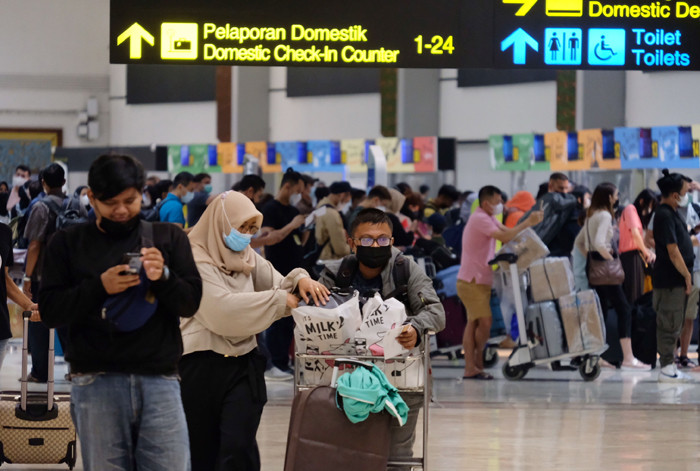 Calon penumpang mengantre saat lapor diri di Terminal 2 Bandara Soekarno-Hatta, Tangerang, Banten, Rabu (5/5/2021).