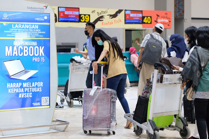 Calon penumpang mengantre saat lapor diri di Terminal 2 Bandara Soekarno-Hatta, Tangerang, Banten, Rabu (5/5/2021).