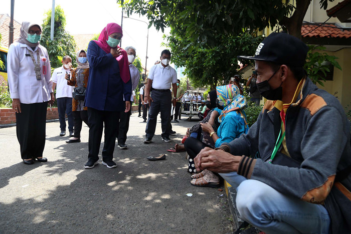 Gubernur Jatim Khofifah Indar Parawansa berdialog dengan PMI yang menjalani karantina di Asrama Haji Sukolilo Surabaya, Jawa Timur, Rabu (5/5/2021).