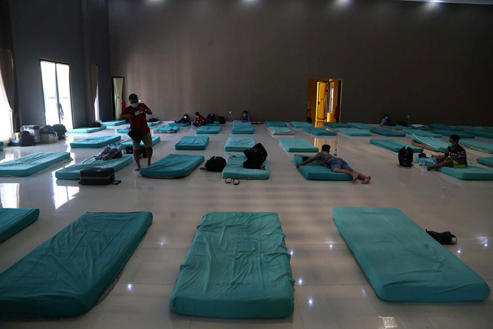 Pekerja Migran Indonesia yang dinyatakan negatif Covid-19 bersiap meninggalkan tempat karantina di Asrama Haji Sukolilo Surabaya, Jawa Timur, Rabu (5/5/2021).