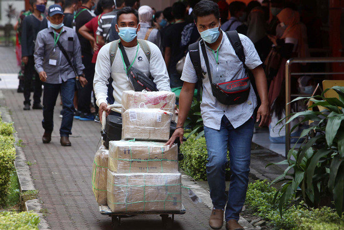 Pekerja Migran Indonesia yang dinyatakan negatif Covid-19 bersiap meninggalkan tempat karantina di Asrama Haji Sukolilo Surabaya, Jawa Timur, Rabu (5/5/2021).