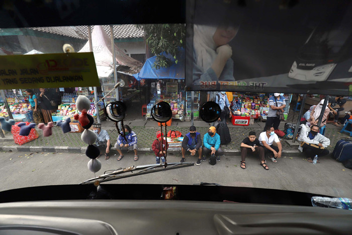 Pemudik menunggu keberangkatan Bus di Terminal Bus Poris Plawad, Tangerang, Banten, Rabu (5/5/2021).