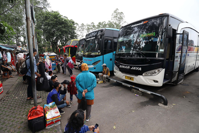 Pemudik menunggu keberangkatan Bus di Terminal Bus Poris Plawad, Tangerang, Banten, Rabu (5/5/2021).