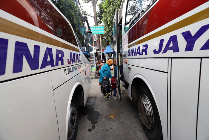 Pemudik menunggu keberangkatan Bus di Terminal Bus Poris Plawad, Tangerang, Banten, Rabu (5/5/2021).