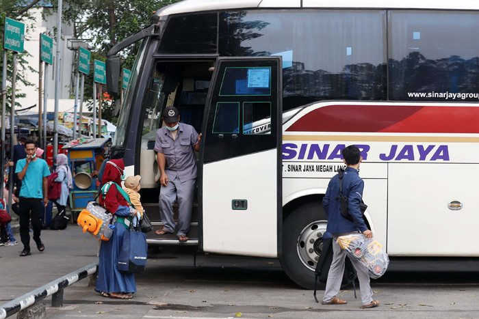 Pemudik menunggu keberangkatan Bus di Terminal Bus Poris Plawad, Tangerang, Banten, Rabu (5/5/2021).