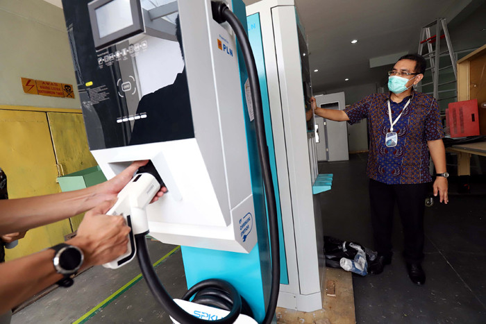 General Manager PLN Pusat Sertifikasi Septa Hamid mengecek alat SPKLU yang akan diuji sertifikasi di Kantor PLN Pusertif, Jakarta, Kamis (6/5/2021).