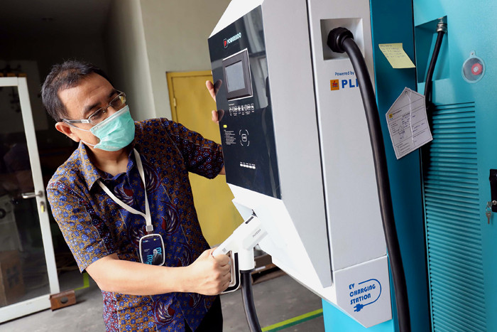 General Manager PLN Pusat Sertifikasi Septa Hamid mengecek alat SPKLU yang akan diuji sertifikasi di Kantor PLN Pusertif, Jakarta, Kamis (6/5/2021).