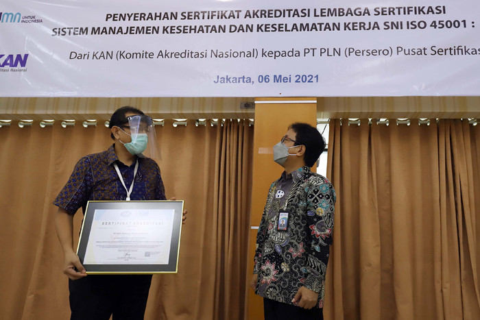 General Manager PLN Pusat Sertifikasi Septa Hamid mengecek alat SPKLU yang akan diuji sertifikasi di Kantor PLN Pusertif, Jakarta, Kamis (6/5/2021).