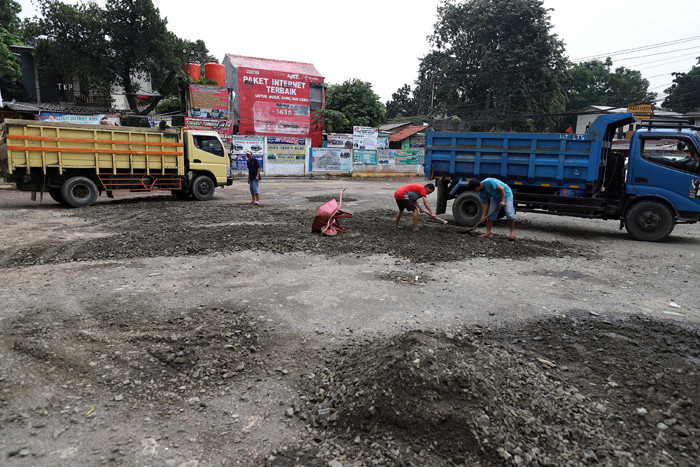 Suasana agen pool Bus AKAP tutup di kawasan Pondok Pinang, Jakarta, Kamis (6/5/2021).