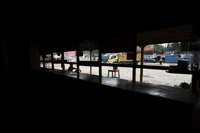 Suasana agen pool Bus AKAP tutup di kawasan Pondok Pinang, Jakarta, Kamis (6/5/2021).