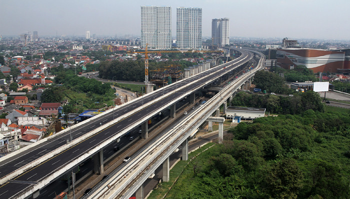 Jalan Tol Layang Sheikh Mohamed Bin Zayed (MBZ) sepi dari pengendara di kawasan Kota Bekasi, Jawa Barat, Kamis (6/5/2021).