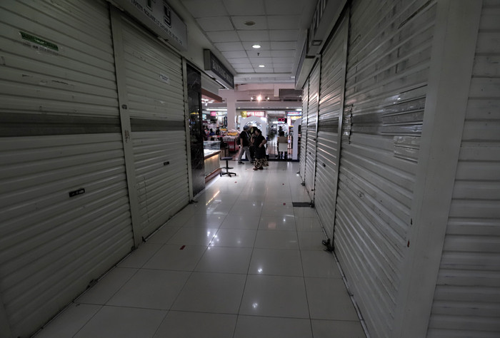 Suasana di salah satu pusat perbelanjaan di kawasan, Jakarta Timur, Kamis (6/5/2021).