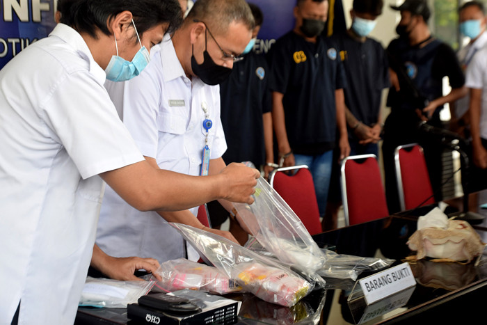 Pengungkapan kasus narkotika jaringan Jepara-Pati-Magelang-Banyumas, di Kantor BNNP Jateng, Semarang, Jawa Tengah, Kamis (6/5/2021).