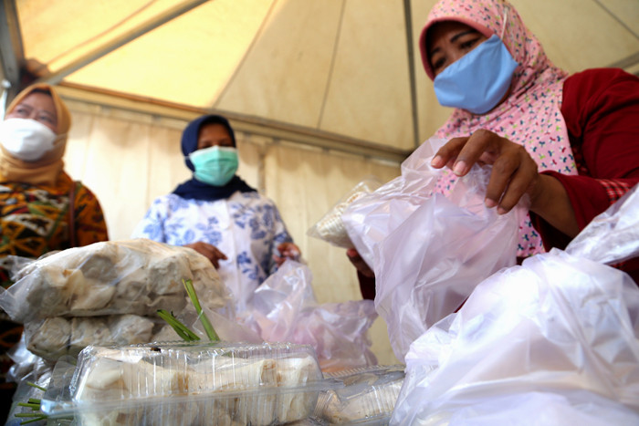 Pasar Murah ini dibuka untuk seluruh masyarakat umum dengan menjual kebutuhan pokok antara lain beras, gula, minyak goreng, telor serta makanan dan minuman.