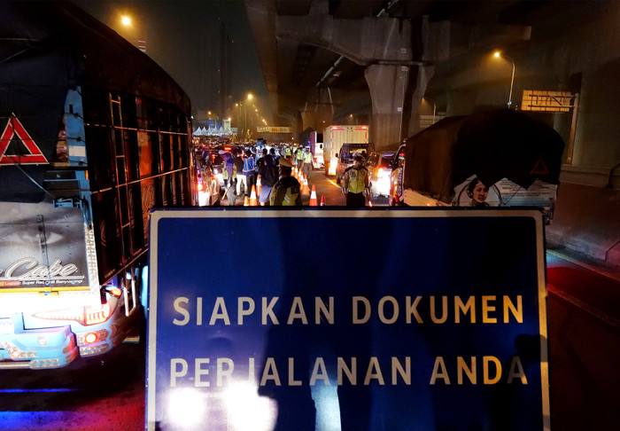 Petugas Kepolisian melakukan pemeriksaan saat penyekatan kendaraan di tol Cikampek KM. 31, Cikarang Barat, Kabupaten Bekasi, Jawa Barat, Kamis (6/5/2021).