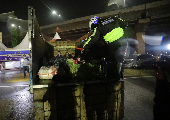Petugas Kepolisian melakukan pemeriksaan saat penyekatan kendaraan di tol Cikampek KM. 31, Cikarang Barat, Kabupaten Bekasi, Jawa Barat, Kamis (6/5/2021).