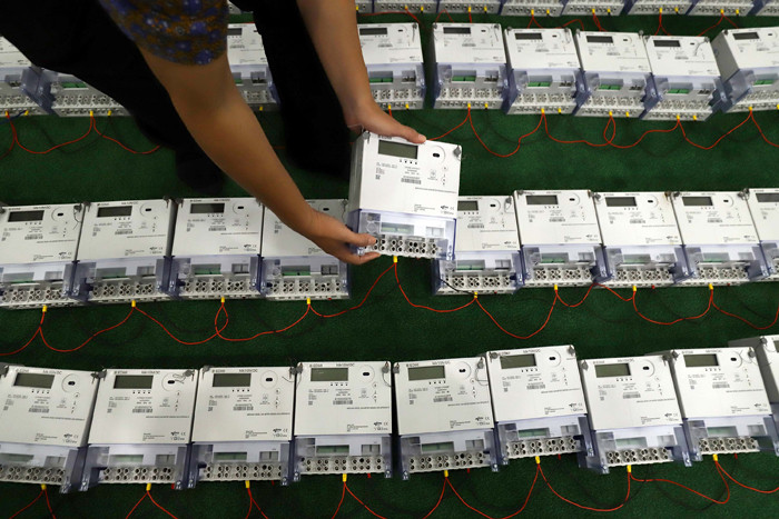 Petugas PLN Pusertif mengecek pengujian akurasi Kwh meter laboratorium Kwh meter di kantor PLN Pusertif, Jakarta, Kamis (6/5/2021).
