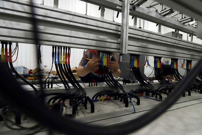 Petugas PLN Pusertif mengecek pengujian akurasi Kwh meter laboratorium Kwh meter di kantor PLN Pusertif, Jakarta, Kamis (6/5/2021).