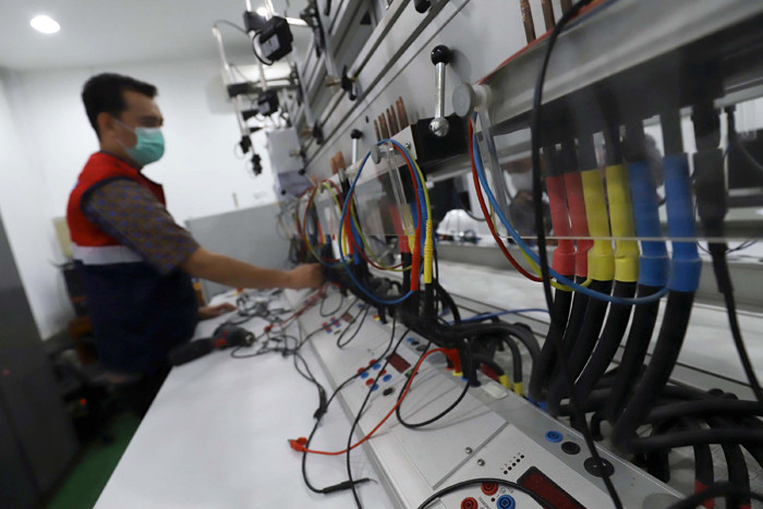 Petugas PLN Pusertif mengecek pengujian akurasi Kwh meter laboratorium Kwh meter di kantor PLN Pusertif, Jakarta, Kamis (6/5/2021).