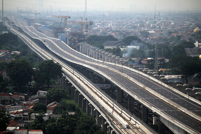 Jalan Tol Layang Sheikh Mohamed Bin Zayed (MBZ) sepi dari pengendara di kawasan Kota Bekasi, Jawa Barat, Kamis (6/5/2021).