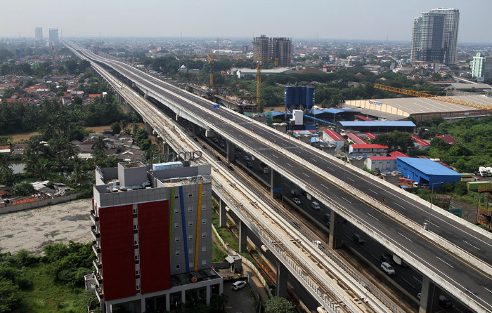 Jalan Tol Layang Sheikh Mohamed Bin Zayed (MBZ) sepi dari pengendara di kawasan Kota Bekasi, Jawa Barat, Kamis (6/5/2021).