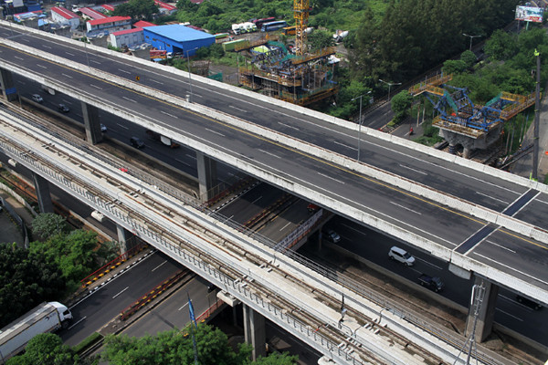 Jalan Tol Layang Sheikh Mohamed Bin Zayed (MBZ) sepi dari pengendara di kawasan Kota Bekasi, Jawa Barat, Kamis (6/5/2021).