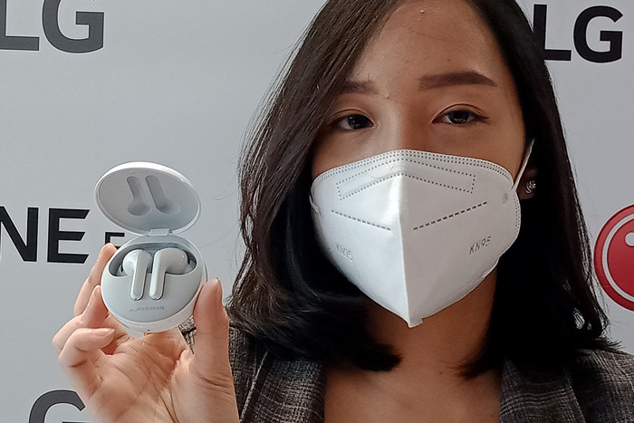 Model menunjukkan seri earbud terbaru LG Tone Free yang telah beredar luas di pasaran di Jakarta, Jumat (7/5/2021).