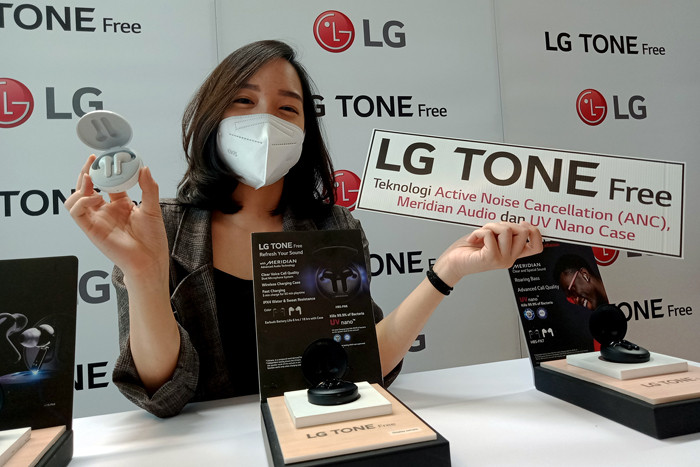 Model menunjukkan seri earbud terbaru LG Tone Free yang telah beredar luas di pasaran di Jakarta, Jumat (7/5/2021).