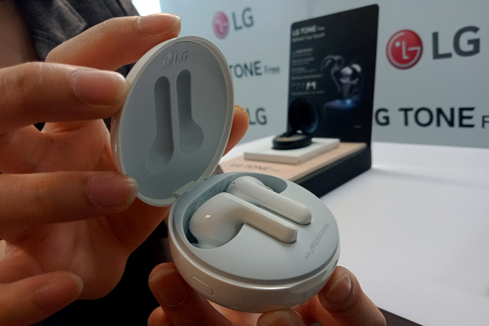 Model menunjukkan seri earbud terbaru LG Tone Free yang telah beredar luas di pasaran di Jakarta, Jumat (7/5/2021).