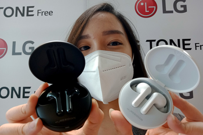 Model menunjukkan seri earbud terbaru LG Tone Free yang telah beredar luas di pasaran di Jakarta, Jumat (7/5/2021).