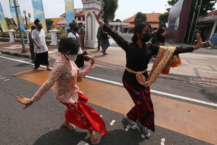 Seniman yang tergabung dalam Koalisi Seniman Surabaya melakukan aksi didepan Gedung Negara Grahadi, Surabaya, Jawa Timur, Jumat (7/5/2021).