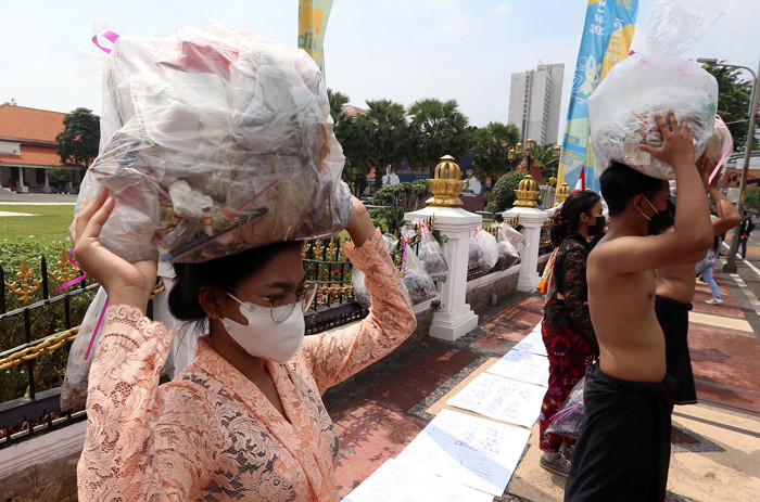 Seniman yang tergabung dalam Koalisi Seniman Surabaya melakukan aksi didepan Gedung Negara Grahadi, Surabaya, Jawa Timur, Jumat (7/5/2021).