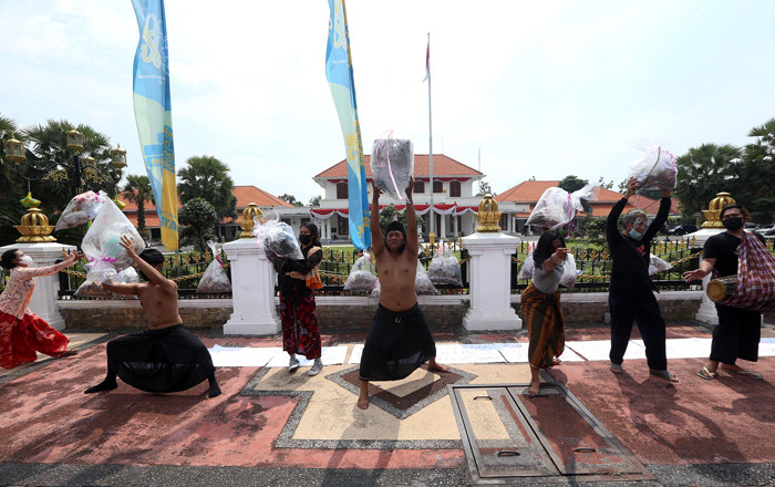 Seniman yang tergabung dalam Koalisi Seniman Surabaya melakukan aksi didepan Gedung Negara Grahadi, Surabaya, Jawa Timur, Jumat (7/5/2021).
