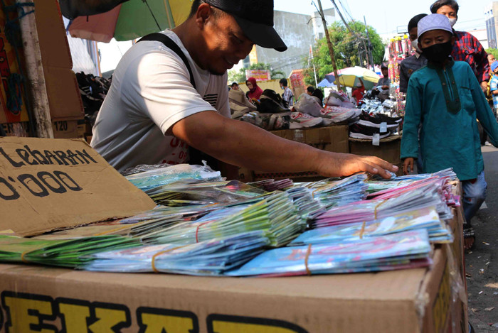 Warga membeli amplop lebaran di kawasan Pasar Asemka, Jakarta, Jumat (7/5/2021).
