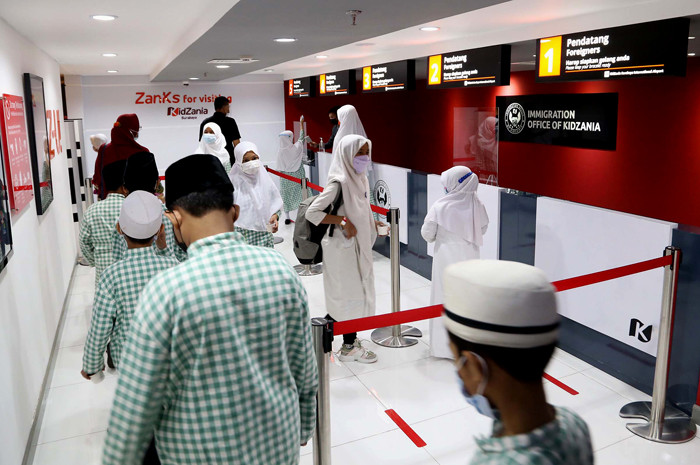 Sejumlah anak Yatim Piatu dari Yayasan Nurul Hasanah Surabaya bermain dan belajar bersama ketika menjadi warga negara KidZania Surabaya, Kamis (6/5/2021).