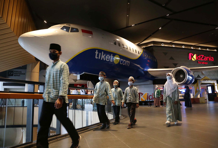 Sejumlah anak Yatim Piatu dari Yayasan Nurul Hasanah Surabaya bermain dan belajar bersama ketika menjadi warga negara KidZania Surabaya, Kamis (6/5/2021).